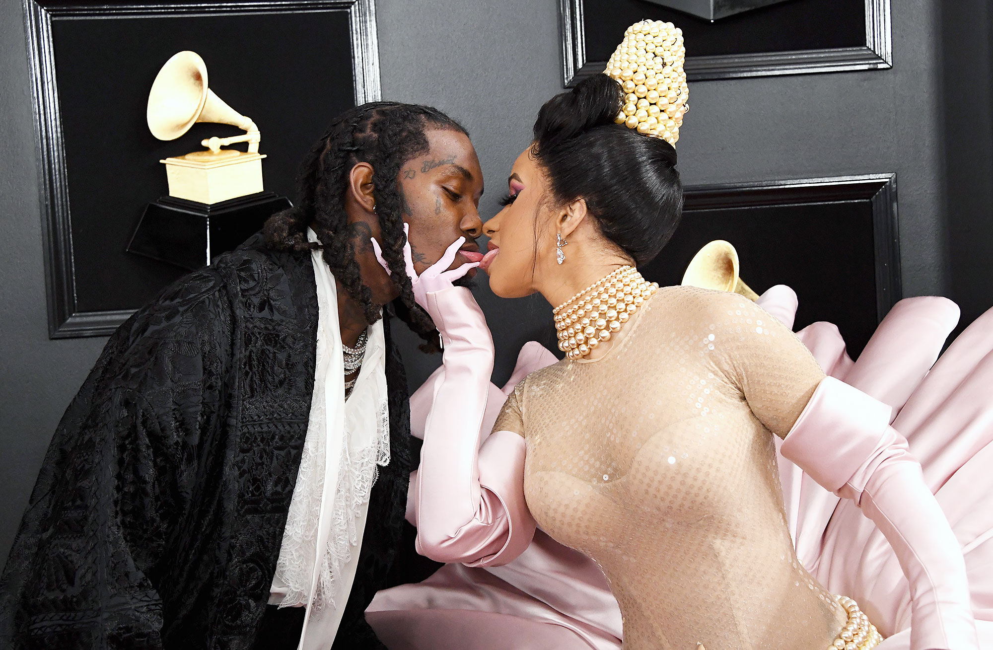 Grammys 2019 Cardi B, Offset Lick Each Other on the Red Carpet picture