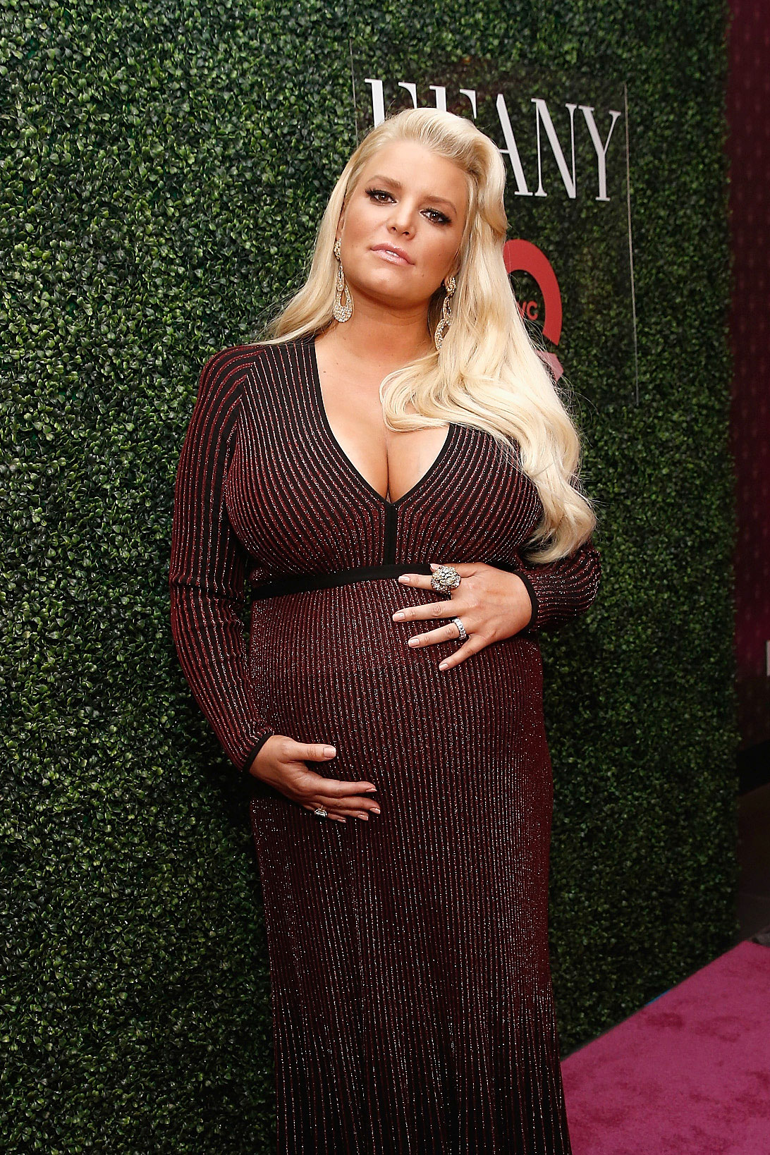 Pregnant Jessica Simpson Issues Warning After Breaking Her Toilet Seat in Hilarious Pic