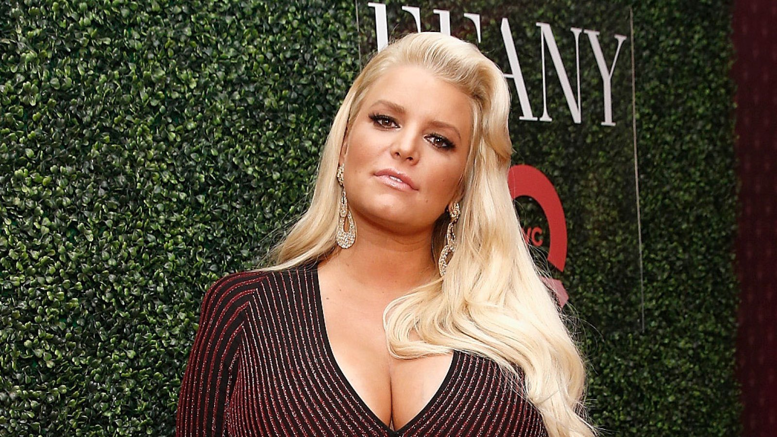 Pregnant Jessica Simpson Issues Warning After Breaking Her Toilet Seat in Hilarious Pic