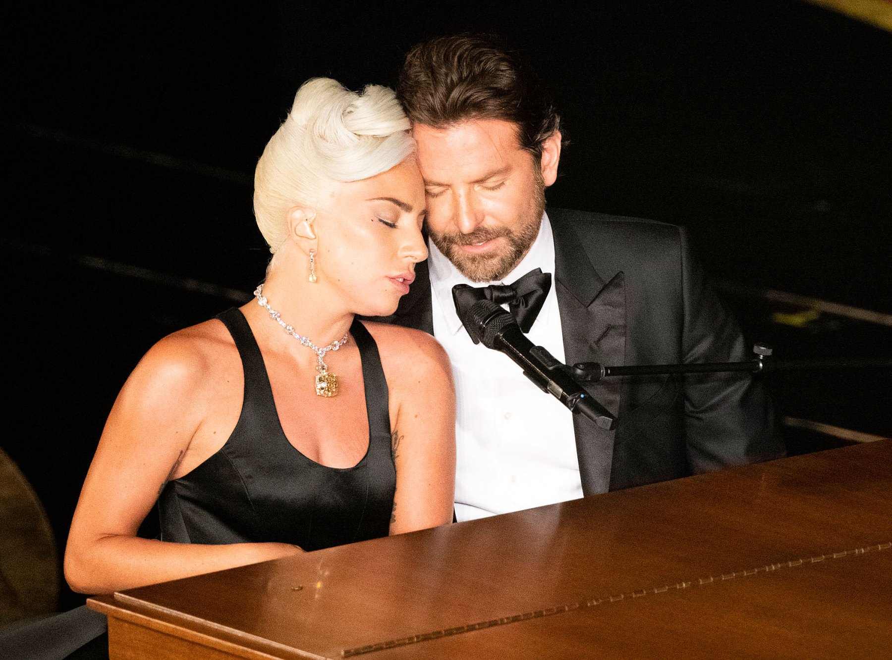 Леди гага и брэдли купер песня shallow. Lady Gaga Bradley Cooper. Леди Гага и Купер. Брэдли Купер и Гага. Леди Гага Оскар звезда родилась.