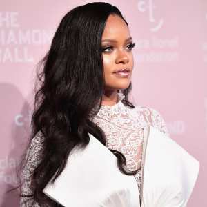 Rihanna Unamused at People Trying to Watch the Super Bowl on Her Flight