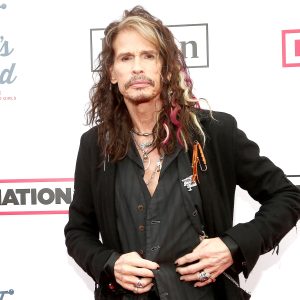 Steven-Tyler-grandkids-pool