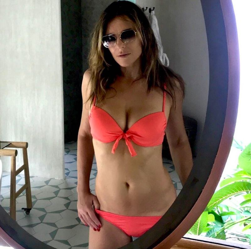 Elizabeth-Hurley-bikini