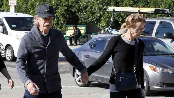 Felicity Huffman, William H. Macy Hold Hands as She Returns to Court