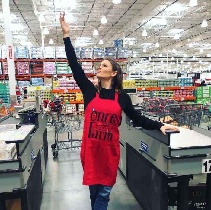 Jennifer Garner Hands Out Food Samples Costco