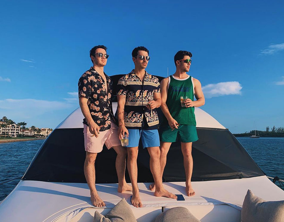 Kevin Jonas&rsquo; Daughters Enjoy Movie Night With Mom While Dad Vacations in Miami With His Brothers