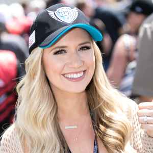 Lauren Burnham Cradles Her 30-Week Baby Bump in New Pic: We Are ‘Healthy as Can Be’