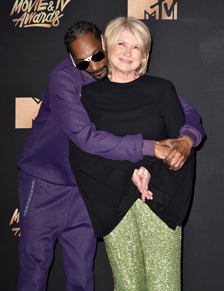 Martha Stewart Snoop Dogg Recreate Titanic Scene For Cooking Show