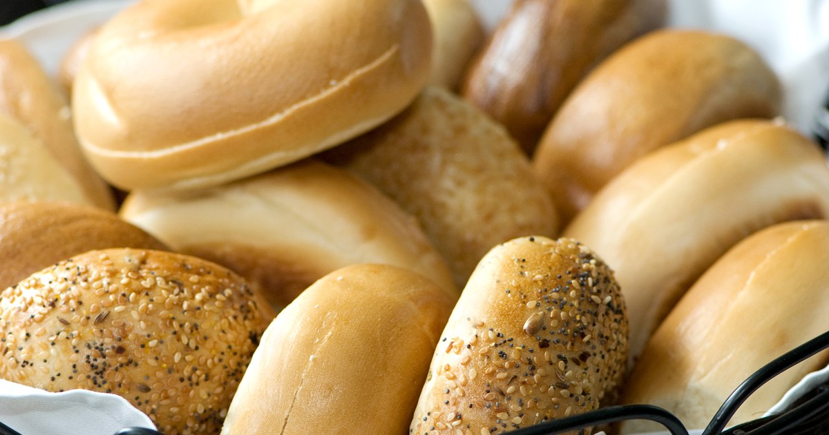 Twitter Outraged People in St. Louis Slice Bagels Like Bread: Reactions