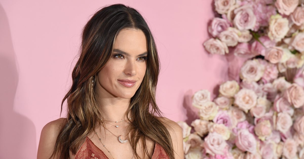 Alessandra Ambrosio steps out without makeup while carrying a