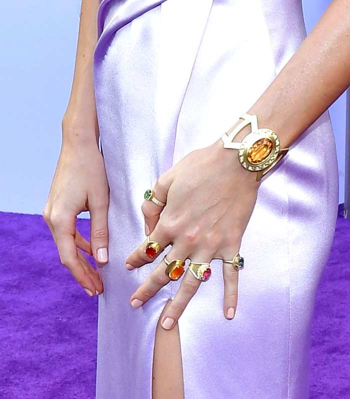 Brie Larson and Scarlett Johansson Rock Infinity Gauntlet Rings on the ŒAvengers¹ Red Carpet