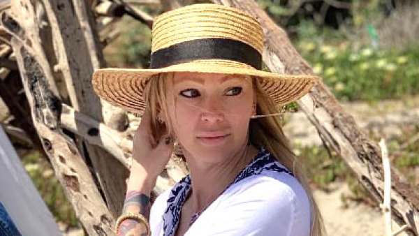 Jenna Jameson Shuts Down Instagram Troll Flashes Legs