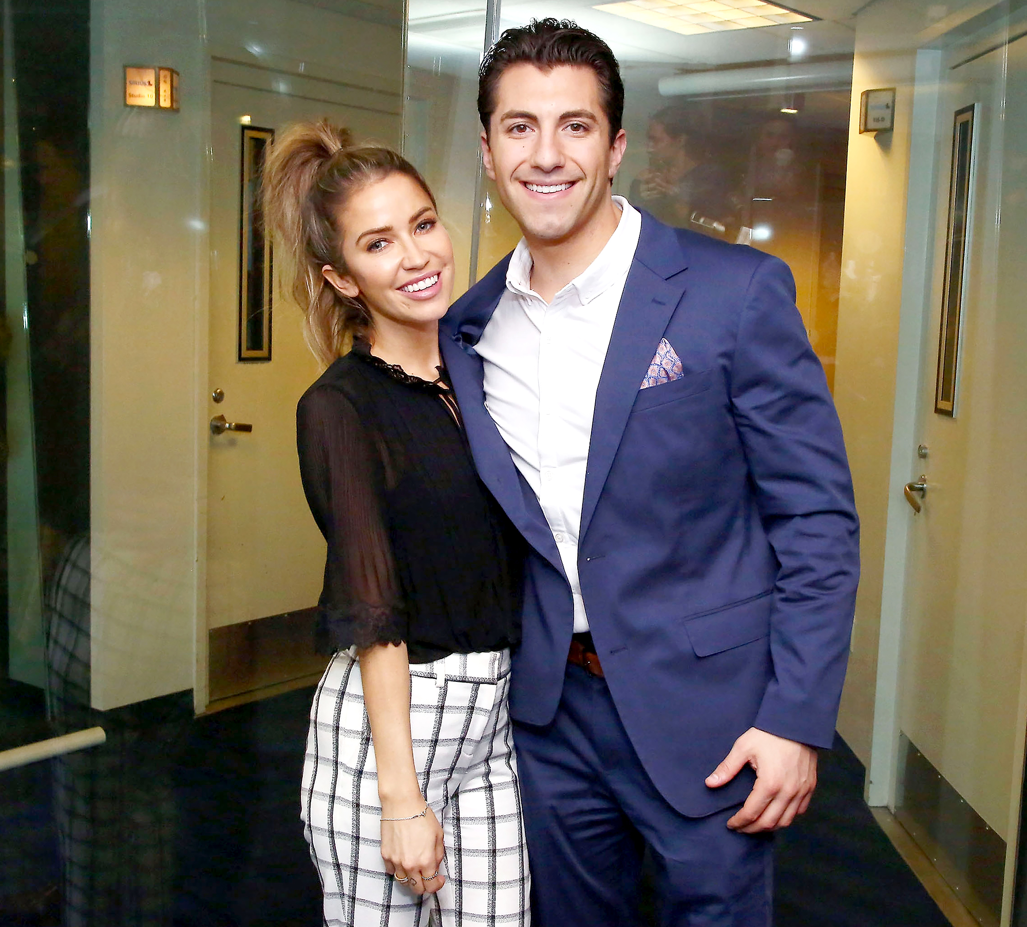 Kaitlyn Bristowe Jason Tartick Picked My Nose During 1st Hookup picture