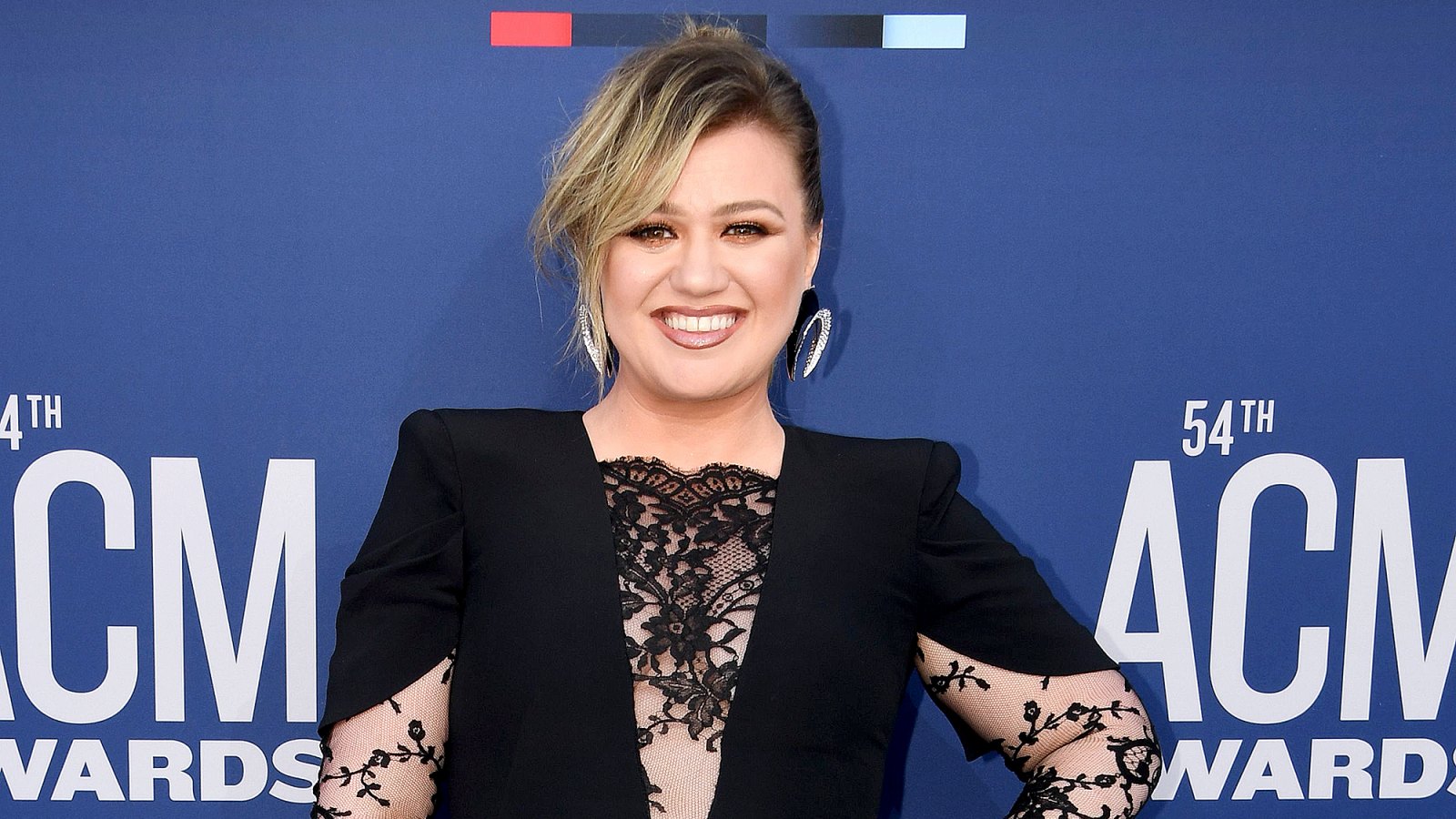 Kelly-Clarkson-Was-Mistaken-for-a-Sit-Filler-at-ACMs