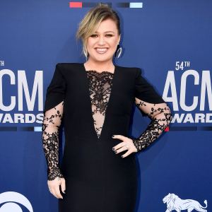 Kelly-Clarkson-Was-Mistaken-for-a-Sit-Filler-at-ACMs