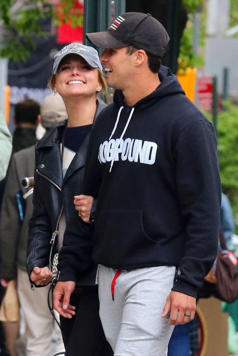 Miranda Lambert and Husband Brandon McLoughlin Take Romantic Stroll in New York City