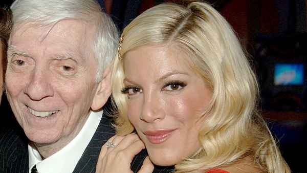 Tori-Spelling-talks-late-father-Aaron