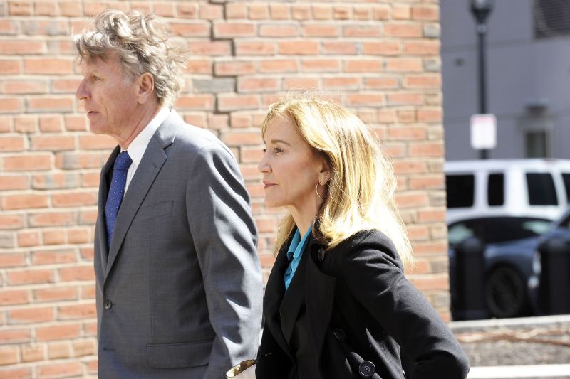 Felicity Huffman Arrives at Court Ahead of Hearing Over College Admissions Scam
