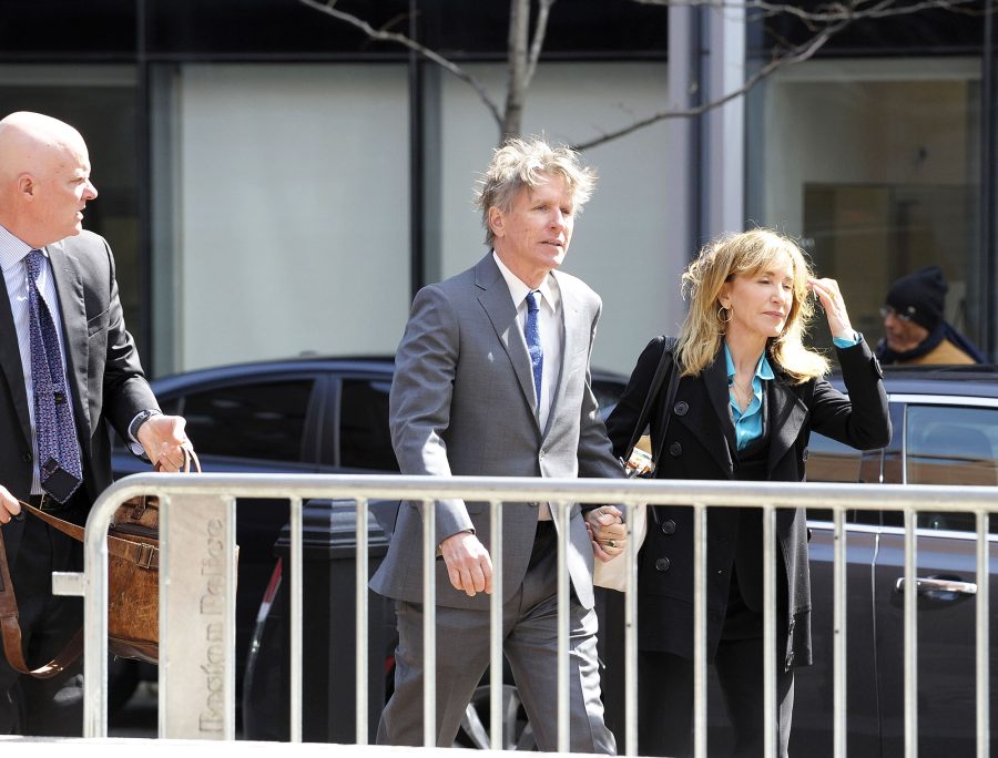 Felicity Huffman Arrives at Court Ahead of Hearing Over College Admissions Scam