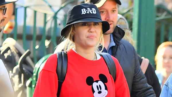 miley-cyrus-at-disneyland
