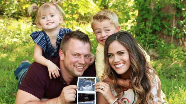 Bringing Up Bates Whitney Zach Bates Expecting Third Child Miscarriage