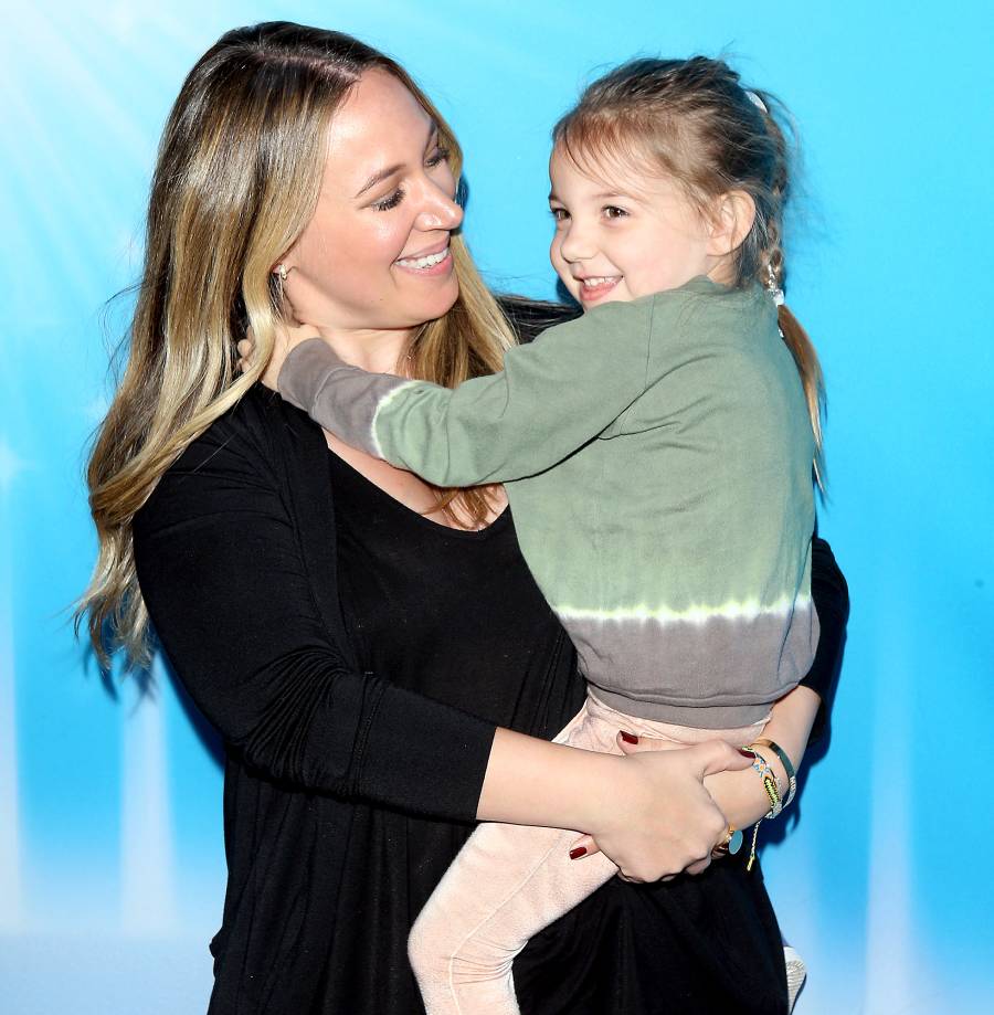 Haylie-Duff-with-her-daughter
