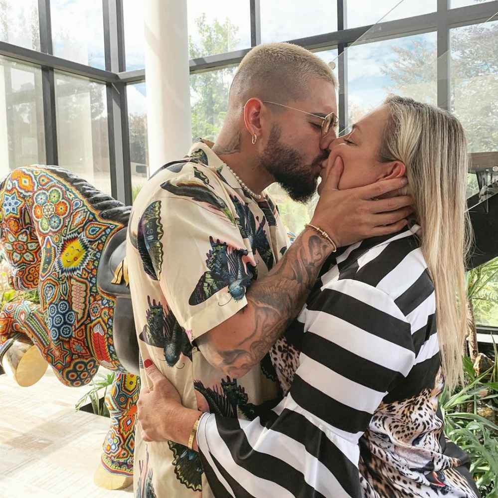 Maluma&rsquo;s Rep Defends Singer Kissing His Mom on the Lips