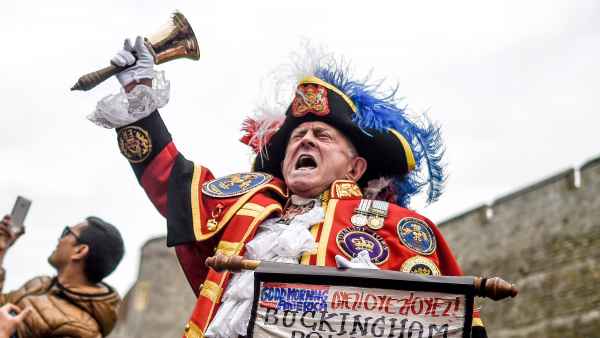 Town-Crier-Tony-Appleton-Prince-Harry-Duchess-Meghan-baby