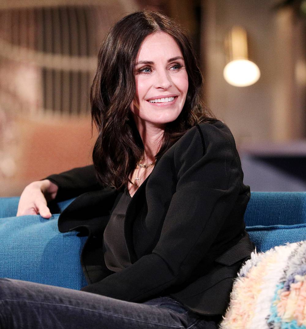 Courteney Cox Posts Throwback Pic Friends Cast