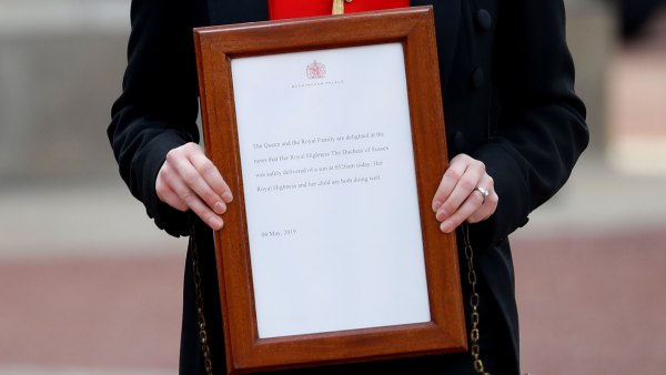 Duchess Meghan Prince Harry Royal Baby Announced Easel Buckingham Palace