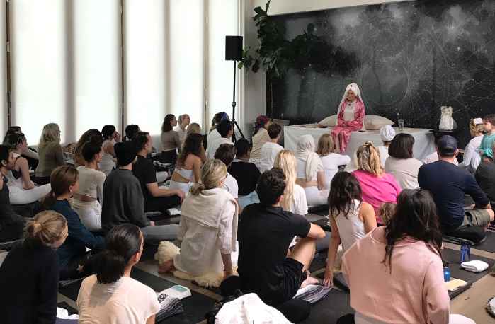 Cindy Crawford, Demi Moore Miranda Kerr yoga