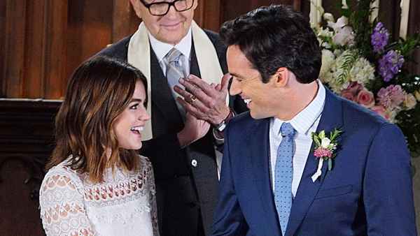 Lucy Hale and Ian Harding in Pretty Little Liars