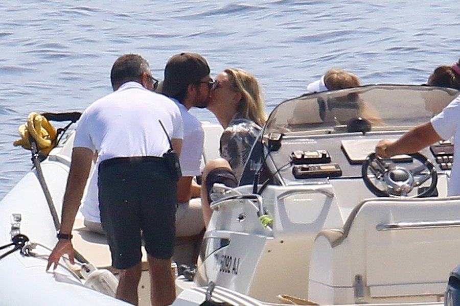 Bikini Kate Hudson Vacation Boyfriend Danny Fujikawa Goldie Hawn Kurt Russell