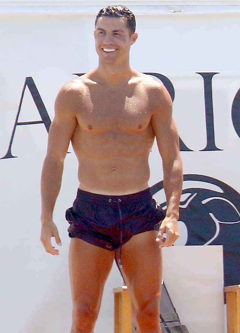 Cristiano-Ronaldo-shirtless-on-yacht
