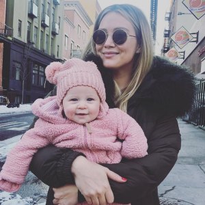Hilary-Duff’s-Daughter-Banks-Playing-in-Dog’s-Water-Bowl-2