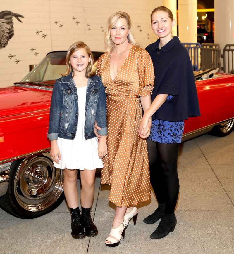 Jennie-Garth-poses-with-her-daughters