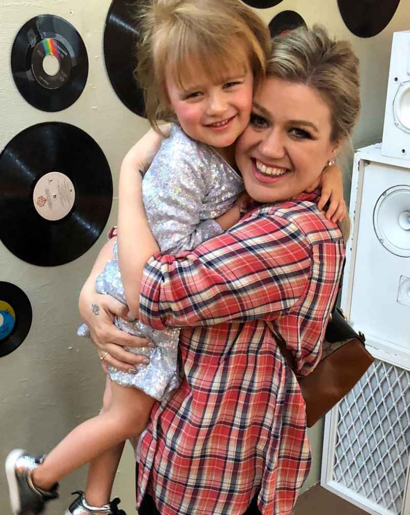 Mother-Daughter-Pair-kelly-clarkson