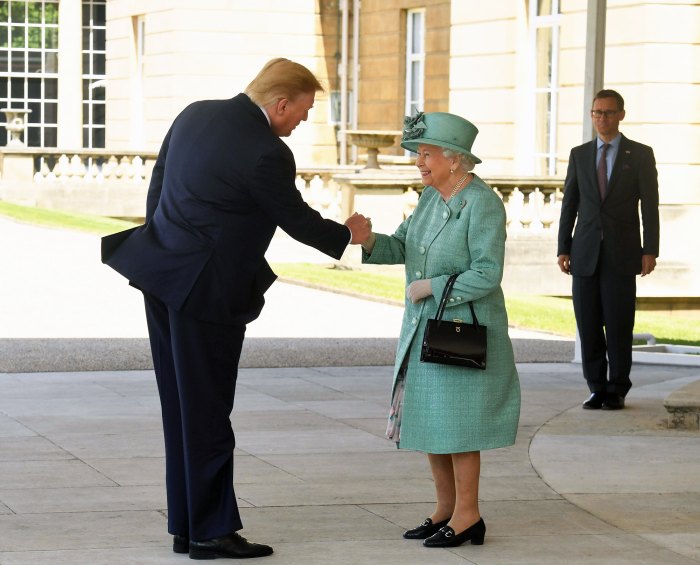 Queen-Elizabeth-Welcomes-Donald-Trump-Melania-04.jpg