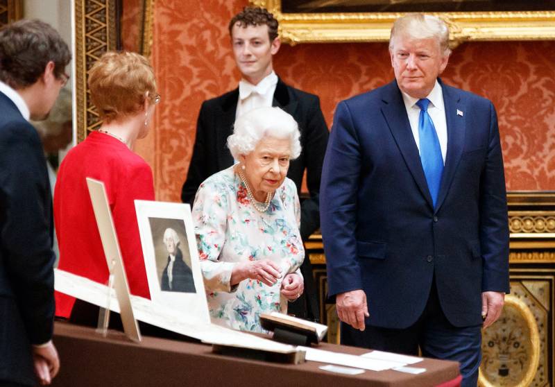 Queen Elizabeth Welcomes Donald Trump Melania