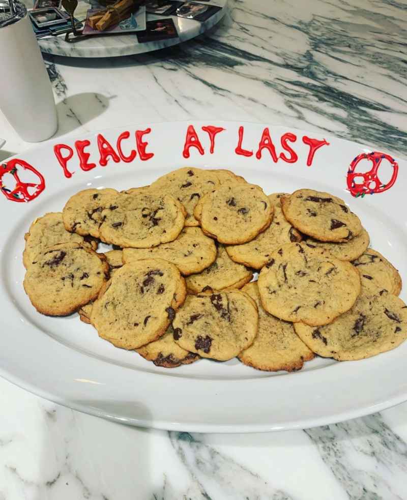Taylor-Swift-bakes-cookies-for-Katy-Perry