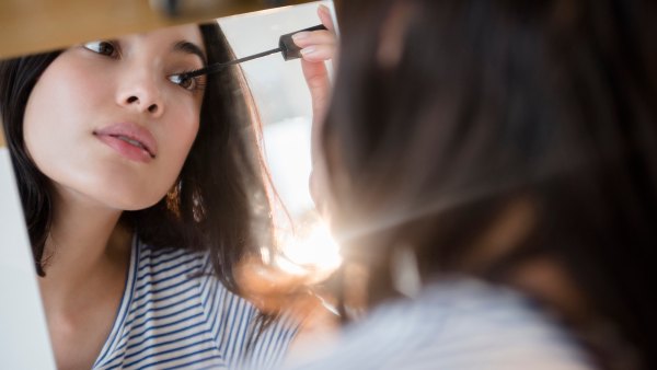 Applying Mascara
