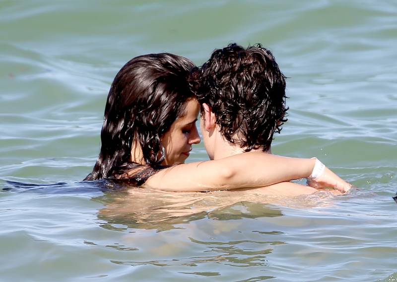 Camila-Cabello-Shawn-Mendes-kissing-Ocean-Pool-Miami