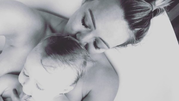 Hilary-Duff-Takes-Bath-With-Baby-Girl-Banks