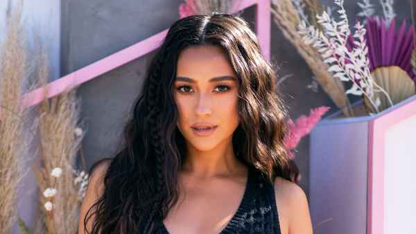 Pregnant Shay Mitchell Swollen Feet