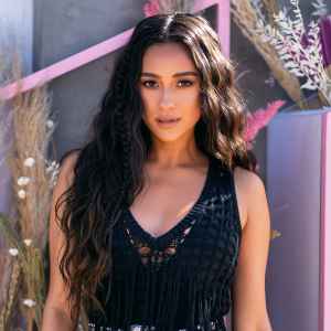 Pregnant Shay Mitchell Swollen Feet
