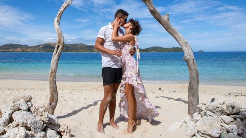 sarah hyland engagement dress Sarah Hyland Wore Two Vera Wang Dresses for Her California Vineyard Wedding