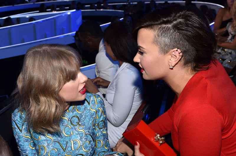 Taylor Swift and Demi Lovato Talking During 2014 MTV Video Music Awards