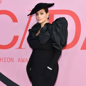 Ashley Graham All Black, Large Black Hat Claps Back
