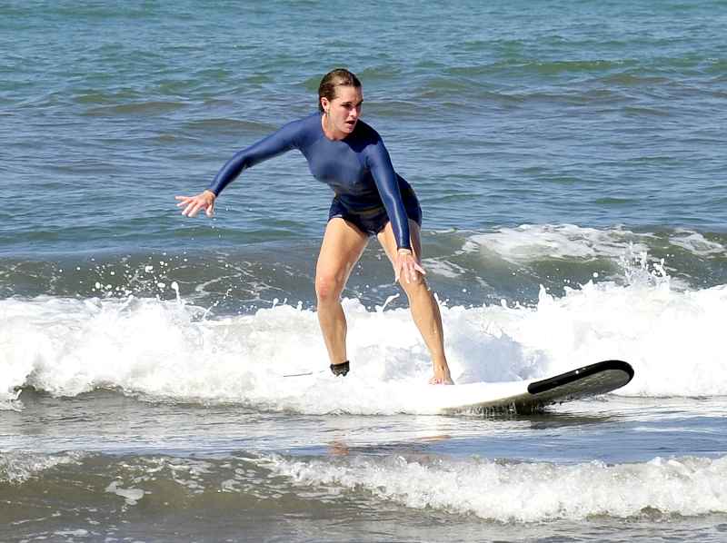 Brooke-Shields-surfing