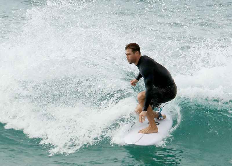 Chris-Hemsworth-surfing
